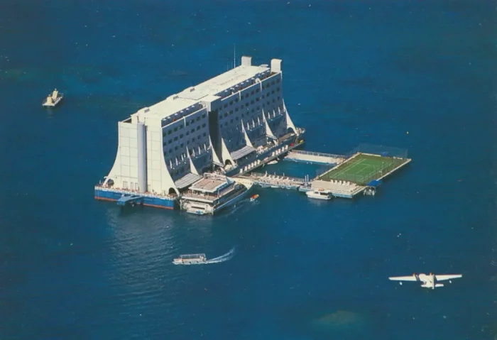 Первый в мире отель на воде, который никому не пригодился