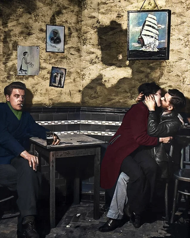 20 раскрашенных снимков, раскрывающих повседневную жизнь Британии XX века