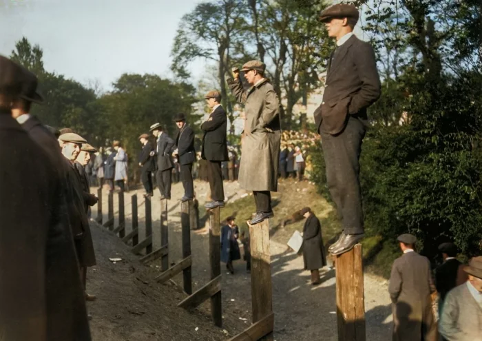 20 раскрашенных снимков, раскрывающих повседневную жизнь Британии XX века