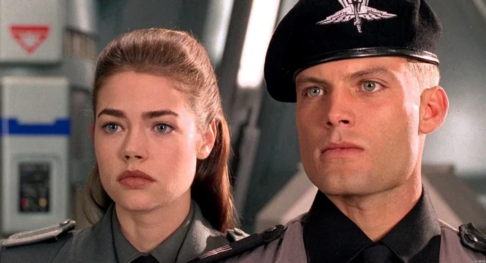 Что изменил Пол Верховен в “Звёздном десанте” по сравнению с книгой Хайнлайна