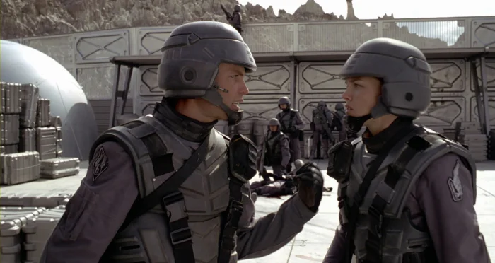 Что изменил Пол Верховен в “Звёздном десанте” по сравнению с книгой Хайнлайна