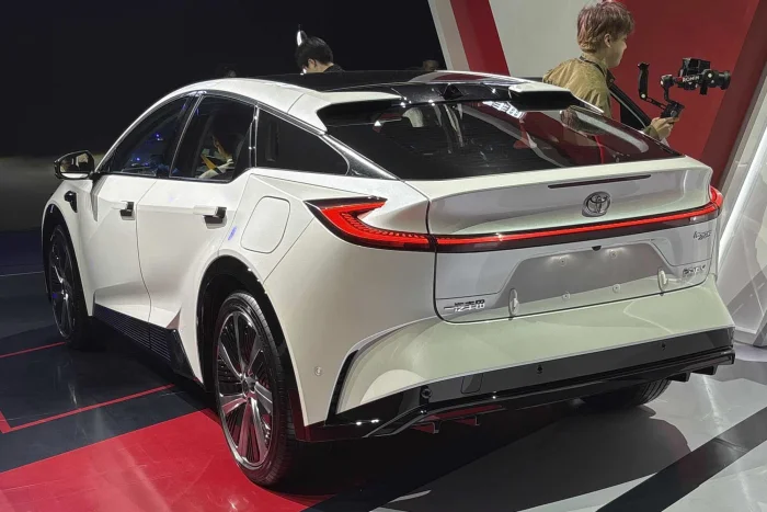 Новый электрический кроссовер Toyota в Китае стоит дешевле, чем Веста