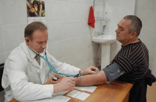 5 признаков, по которым нарколог сразу поймёт: человек злоупотребляет алкоголем