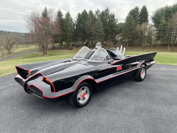 Реплику первого Бэтмобиля, сделанную вручную, выставили на аукцион