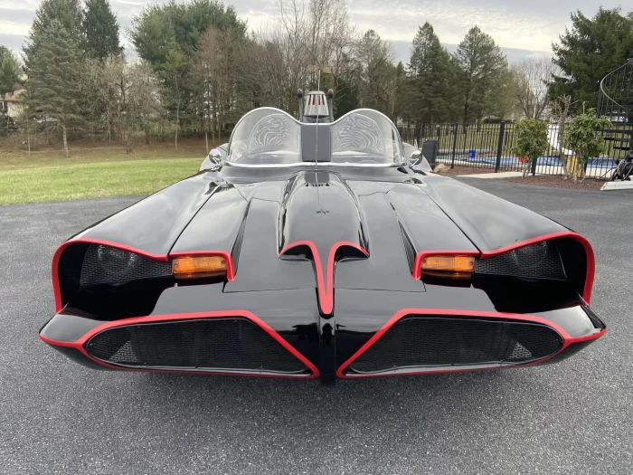 Реплику первого Бэтмобиля, сделанную вручную, выставили на аукцион