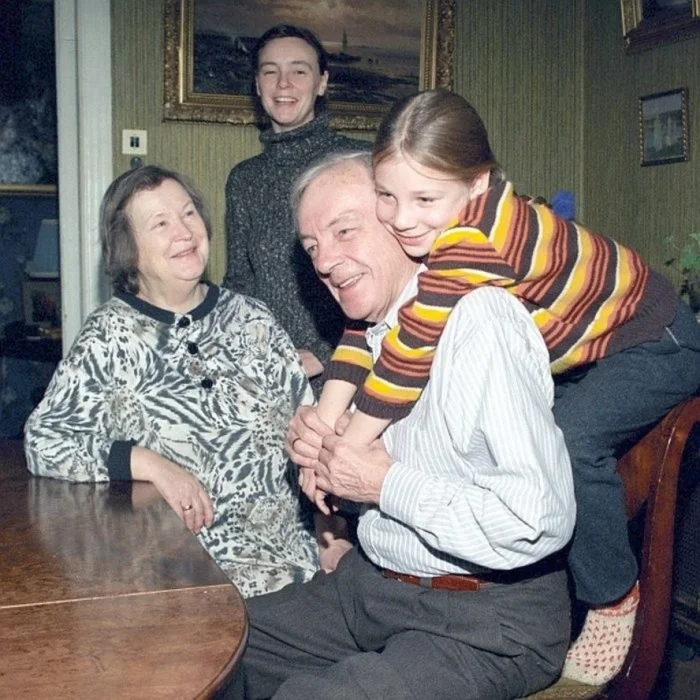 Редкие кадры звёзд: известные люди вне сцены