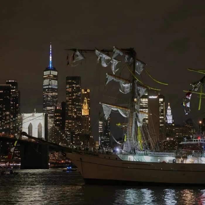 Мексиканский корабль эффектно столкнулся с Бруклинским мостом в Нью-Йорке