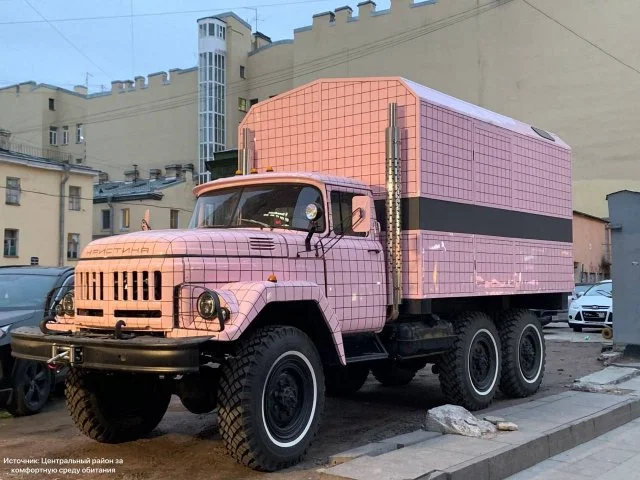 В городе обнаружили необычный розовый ЗИЛ "Кристина"