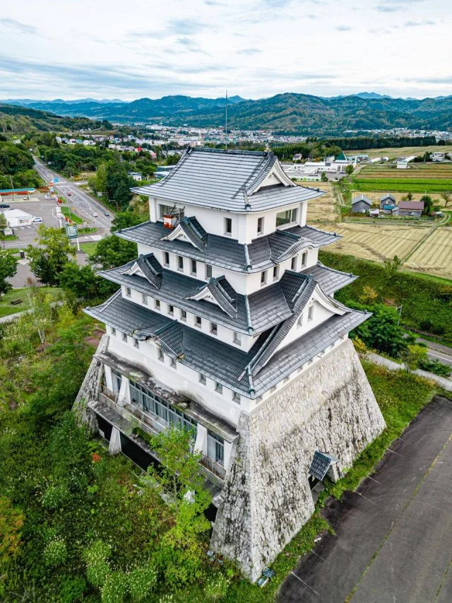 В Японии можно купить шестиэтажный замок по цене обычной квартиры