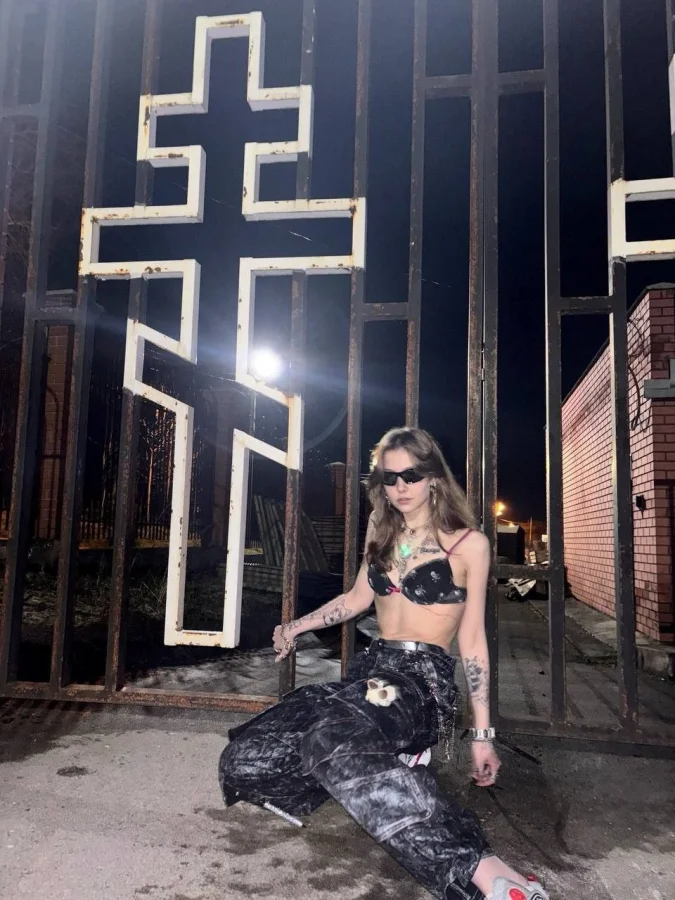 Полуголая фотосессия у крестов в Перми вызвала волну негодования