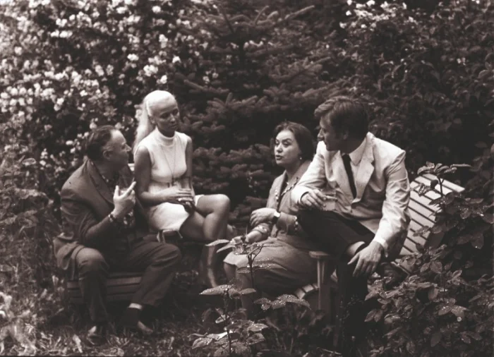 Редкие и любопытные фото знаменитостей вне сцены