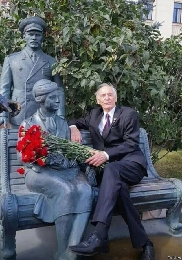 Василий Лановой и Памятник героям фильма «Офицеры»