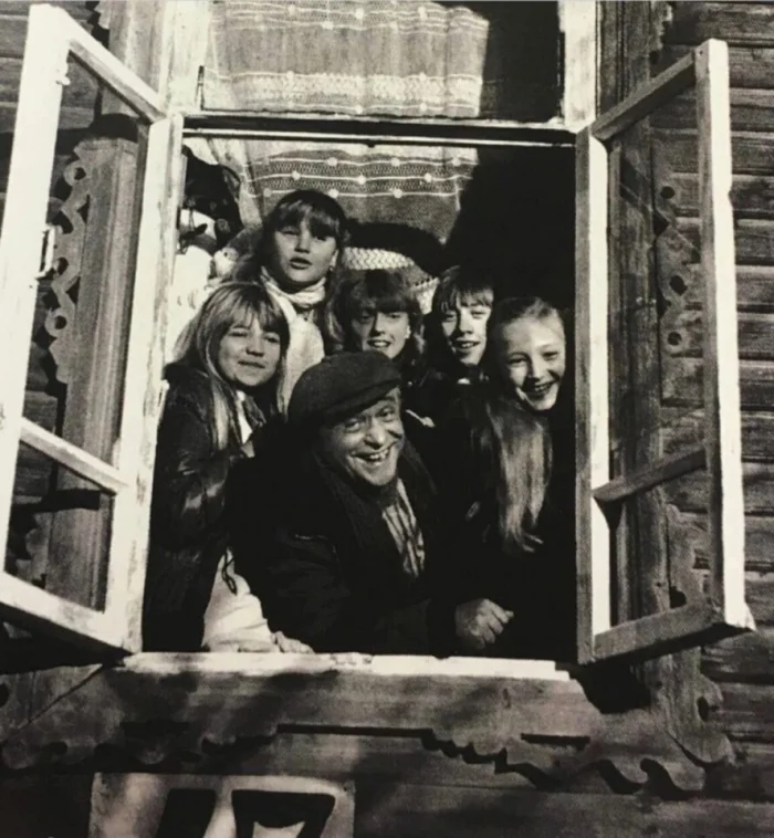 Ролан Быков и юные актёры на съёмках фильма Чучело