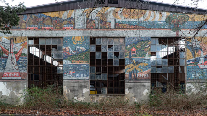 Как в Абхазии разрушается советская мозаика — печальные кадры