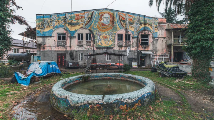 Как в Абхазии разрушается советская мозаика — печальные кадры