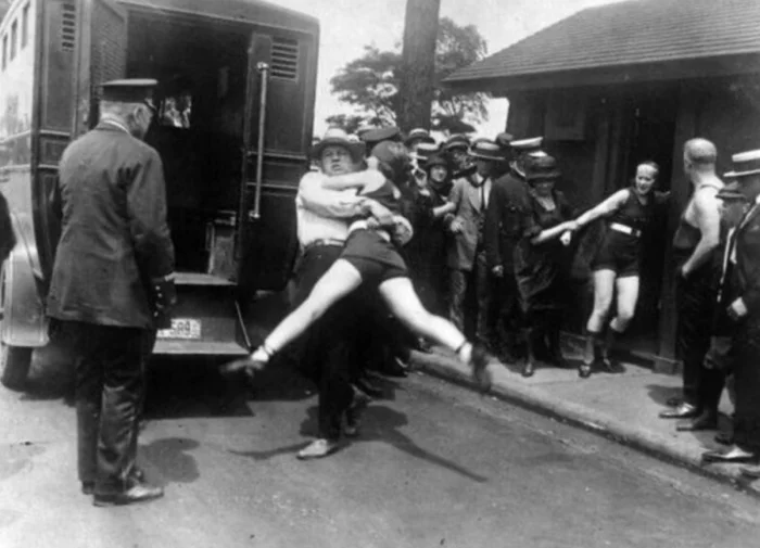 Ретроснимки, показывающие, с чем сталкивались женщины в разные времена