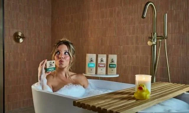 Сидни Суини выпустила мыло с водой из собственной ванны