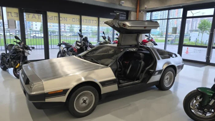 В Санкт-Петербурге продают легендарный DeLorean DMC-12 — «машину времени» из «Назад в будущее»