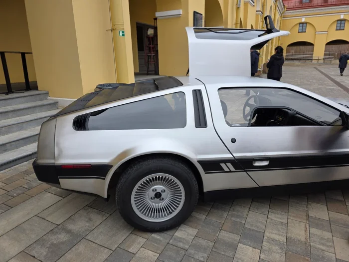 В Санкт-Петербурге продают легендарный DeLorean DMC-12 — «машину времени» из «Назад в будущее»