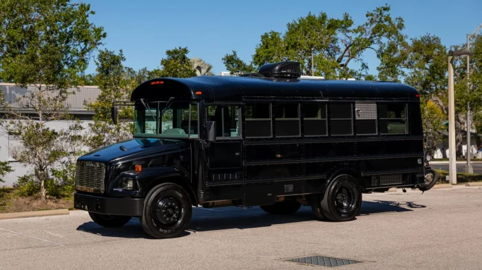 Из школьного автобуса — в дом на колёсах: американская переделка отправлена на продажу