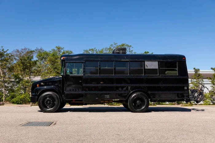 Из школьного автобуса — в дом на колёсах: американская переделка отправлена на продажу