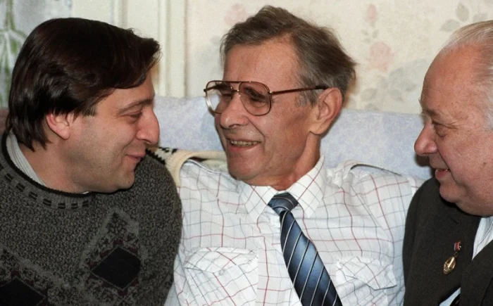 Редкие фотографии знаменитостей вне сцены и камер