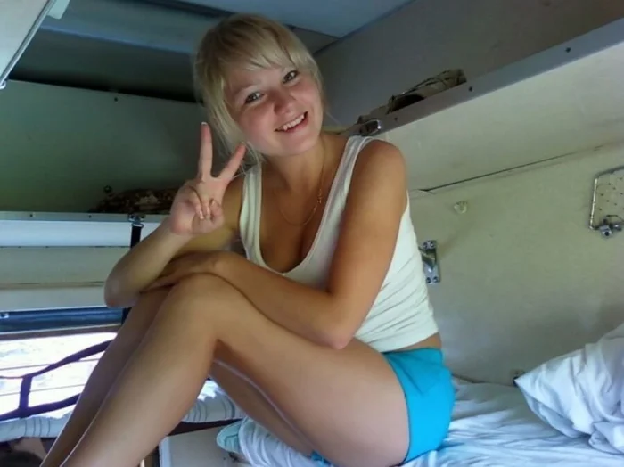 Красота в пути: девушки из плацкартного вагона #1