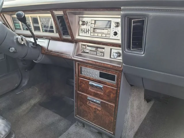 Панель приборов Chrysler New Yorker 80-х: дизайн в стиле эпохи