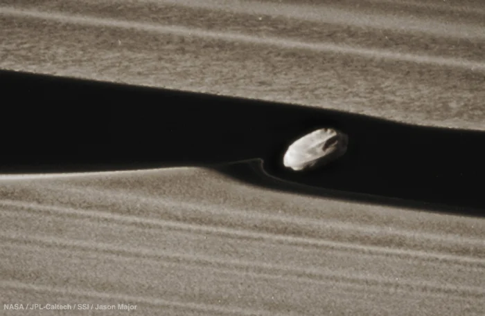 Дафнис: мини-спутник с мощным эффектом на кольца Сатурна