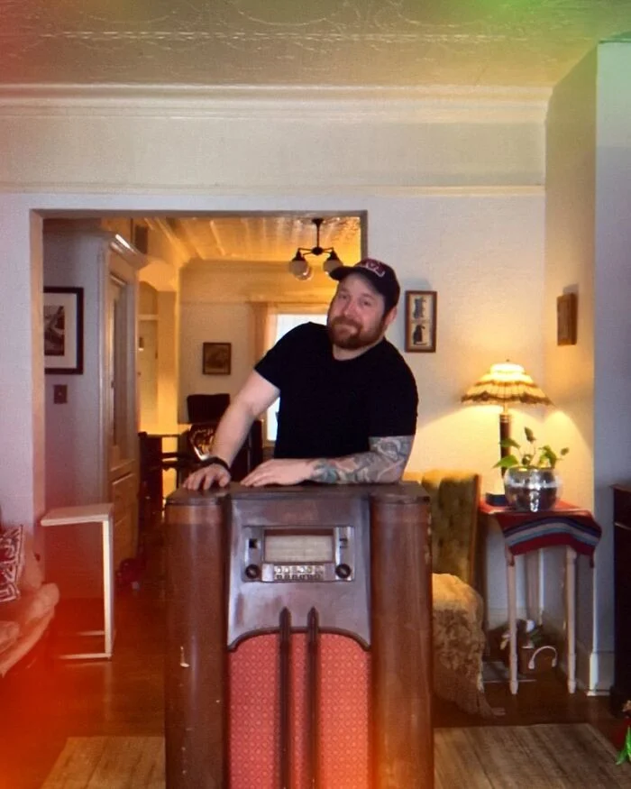 Мастер даёт старой технике вторую жизнь — в виде кошачьих лежанок