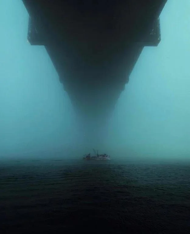 Лодка под мостом