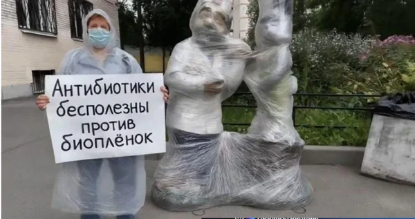 В России обмотали памятник основателю курортно-санаторного лечения