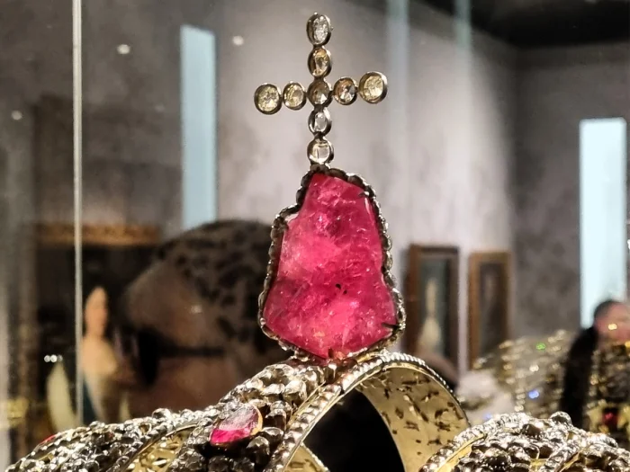 Загадка короны Анны Иоанновны: турмалин или шпинель?