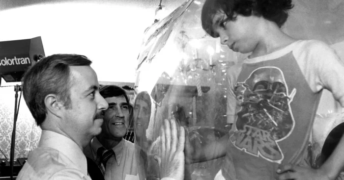 Трагедия жизни в изоляции: история мальчика в пузыре и единственного материнского прикосновения