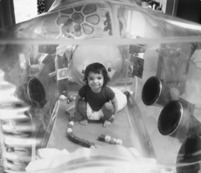 Трагедия жизни в изоляции: история мальчика в пузыре и единственного материнского прикосновения