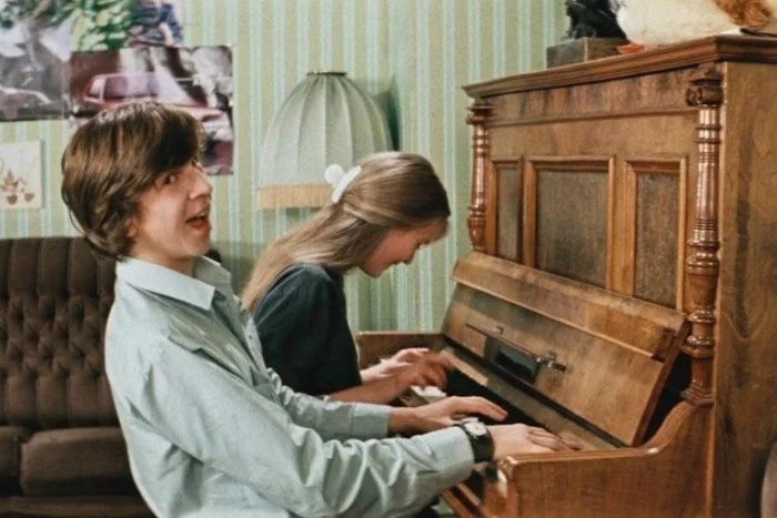 – Надеюсь, ты не собираешься всю жизнь работать курьером? – Я сочиняю стихи, Ceмен Петрович