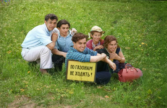 20 колоризированных фото, показывающих Ленинград 60-х