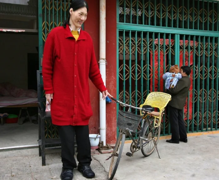 10 впечатляющих фото самых высоких женщин мира