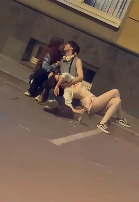 В сети обсуждают снимок пары из японского района Кабуки-тё