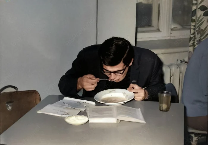 20 раскрашенных фото известных личностей СССР и мира в юности