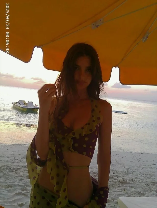 Эмили Ратаковски удивила выбором серьёзной книги