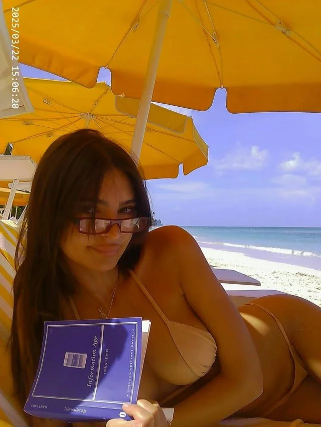 Эмили Ратаковски удивила выбором серьёзной книги