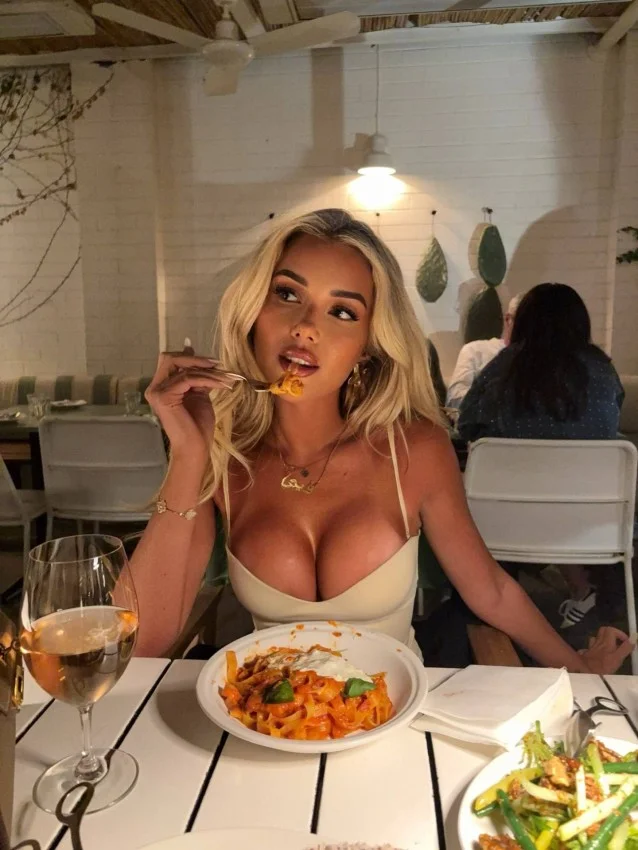 Молодые красавицы