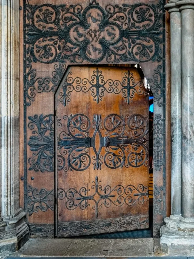 Исторические двери