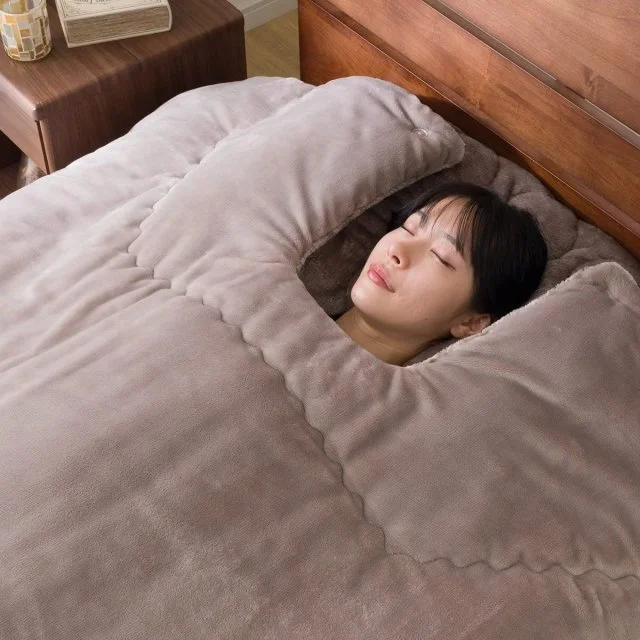 Японское одеяло мечты: спи зимой, как медведь, с вырезом для головы