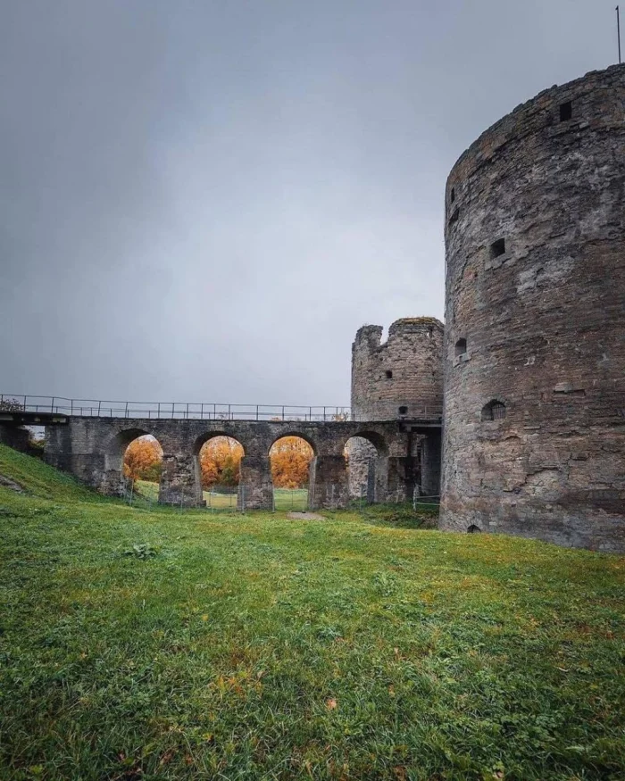 🏰 Копорье: первая крепость, где Европа впервые сказала «Привет, Россия!»