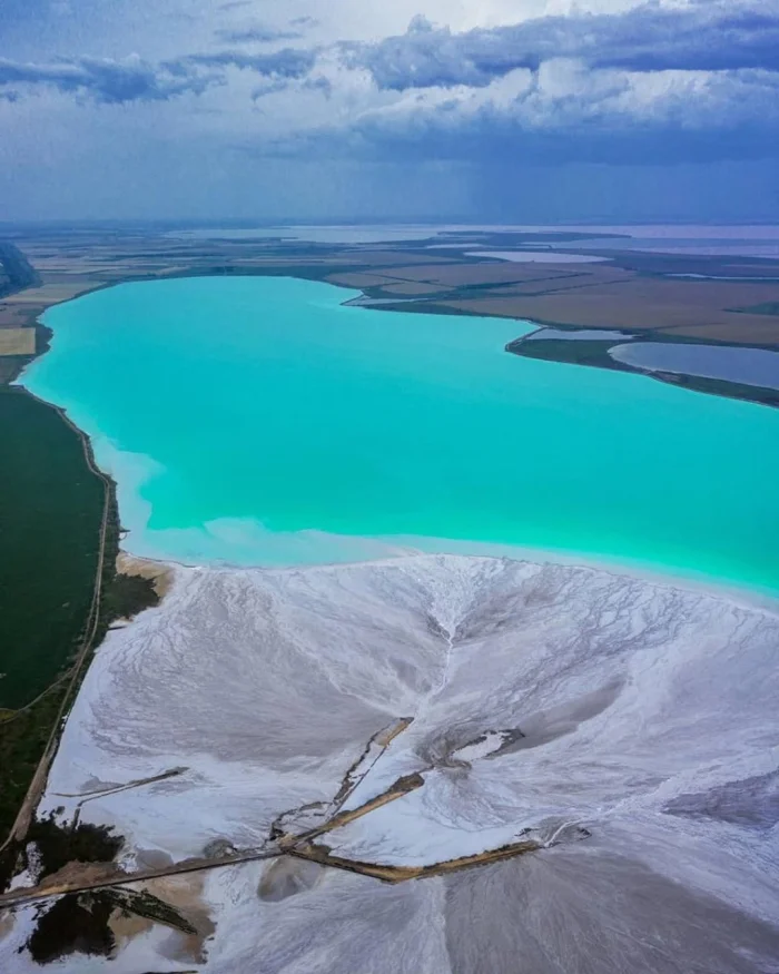 🧂 Красное озеро в Крыму — когда природа и промышленность решили сделать градиент