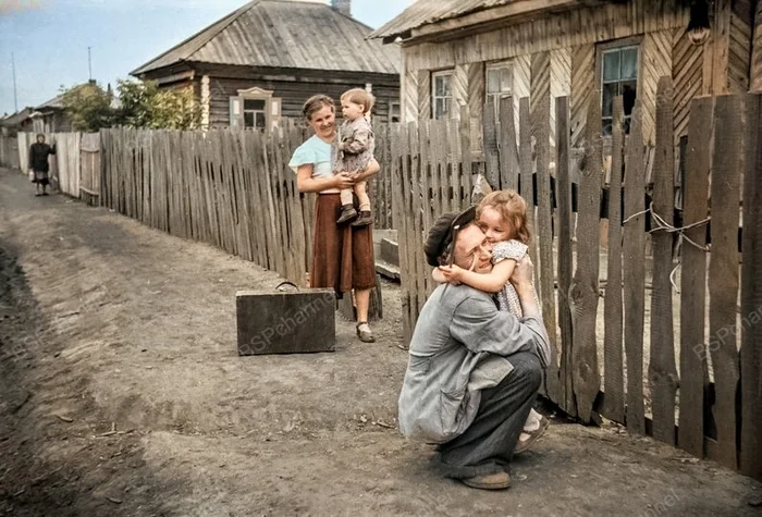 Деревенская жизнь в СССР: 20 тёплых раскрашенных фотографий из прошлого