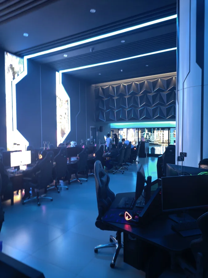 Компьютерный клуб в КНДР: блогер показала, как там играют в Dota 2