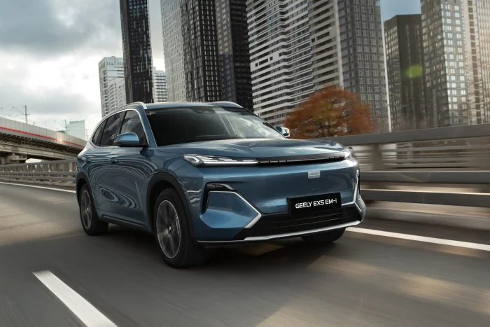 Geely объявила цены на гибридный кроссовер. В России - от 3,5 млн. р., в Китае - от 1,25 млн.р.